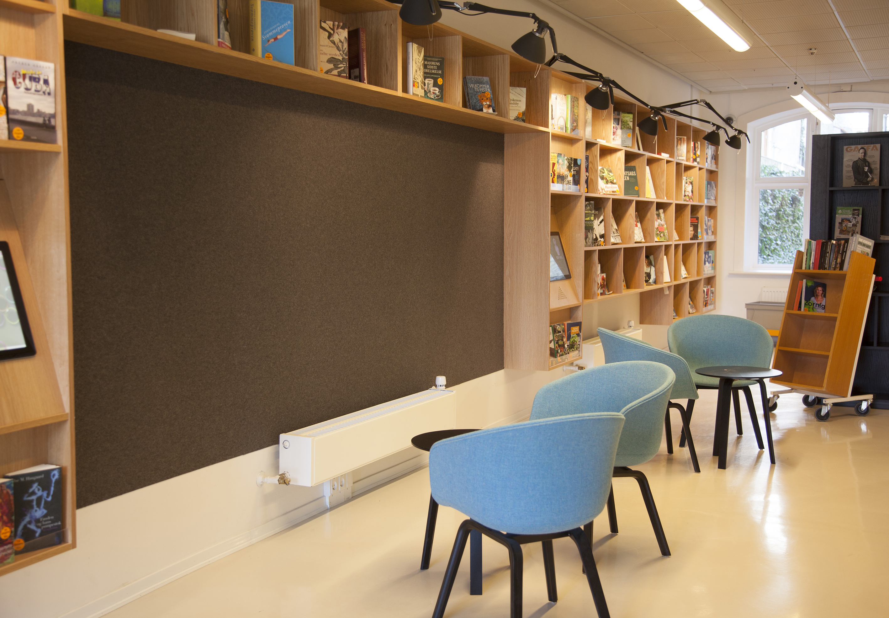 Grå Fraster filt på væg på bibliotek